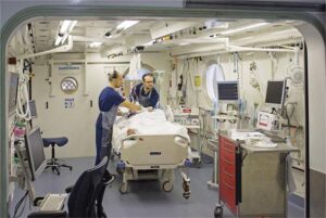 Personnel médical de l'unité de soins intensifs en conditions hyperbares